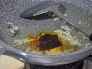 5、茭白炒肉,舀一勺郫县豆瓣酱，最好多要一些红油。