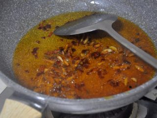 6、茭白炒肉,炒出香味。