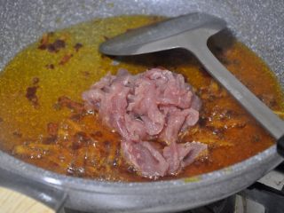 7、茭白炒肉,倒入猪肉片。