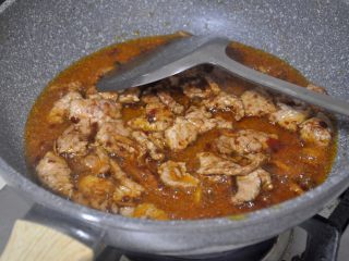 8、茭白炒肉,炒至变色。