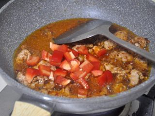 9、茭白炒肉,倒入甜椒，翻炒30秒。