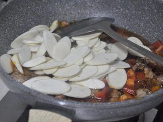 10、茭白炒肉,倒入茭白。