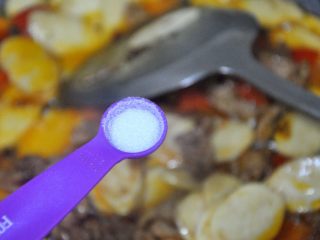 11、茭白炒肉,放半勺盐，茭白易熟，多翻炒几下，入味即可关火起锅。