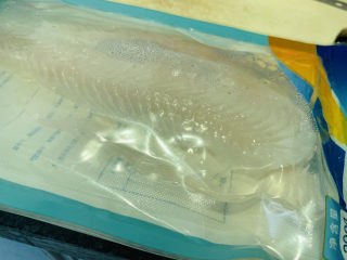 1、水煮龙利鱼,龙利鱼准备一包