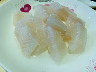 3、水煮龙利鱼,切块