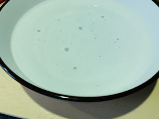 5、水煮龙利鱼,清水准备一碗