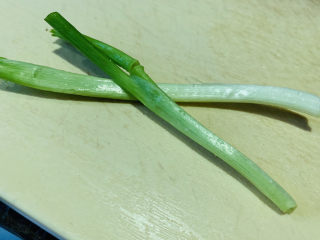 6、水煮龙利鱼,葱根洗净待用