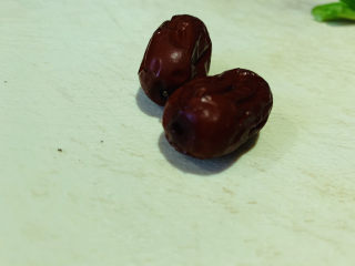 7、水煮龙利鱼,红枣去核洗净