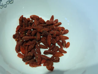 8、水煮龙利鱼,枸杞洗净，待用