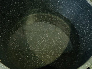 9、水煮龙利鱼,锅加清水