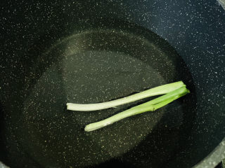 10、水煮龙利鱼,加葱白