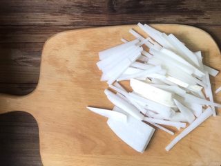 1、爽口腌萝卜,将白萝卜切成图中大小的萝卜条备用