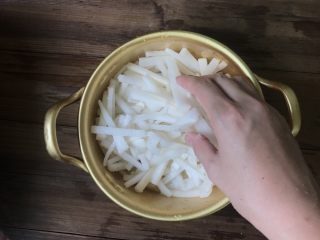 3、爽口腌萝卜,用手把白萝卜和盐充分抓匀