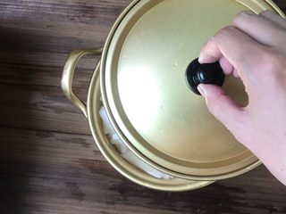 5、爽口腌萝卜,盖上盖子腌制半小时