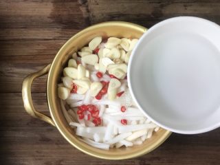 9、爽口腌萝卜,倒入白醋和适量清水