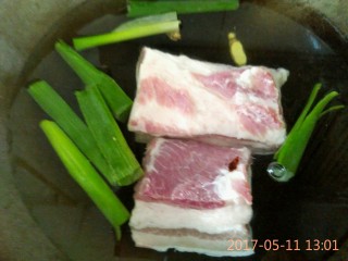 2、四川咸烧白(家庭版),放入冷水锅里煮,放大葱叶子和姜片。准备其它材料。