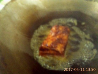 8、四川咸烧白(家庭版),下油锅炸,这个过程很凶险哦????????油花四溅,一不小心就会被毁容。我为了赶时间没有沥干水分。亲一定要沥干哦!(这也是照片模糊的原因)