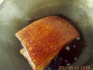 9、四川咸烧白(家庭版),皮炸了是这个样子的