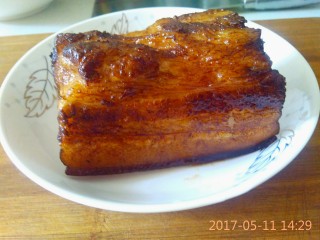 11、四川咸烧白(家庭版),放冰箱半个小时拿出来。刀功好的可以不用,我刀功不好,这样切片可以薄一些也好看一些。