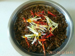 14、四川咸烧白(家庭版),芽菜铺在肉上面,撒上葱姜辣椒丝还有花椒。还可以加点鸡精,不需要放盐额。