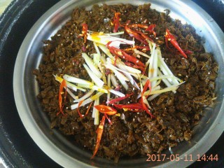 15、四川咸烧白(家庭版),上锅蒸,先大火烧开水,转小火蒸一个小时。