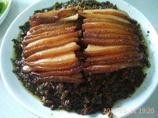 17、四川咸烧白(家庭版),今天没摆好,家里没有专门蒸菜的碗。不怎么好看。
