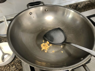 4、韭菜炒豆芽➕万条垂下绿丝绦,热锅冷油,放姜末小火煸香