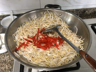 7、韭菜炒豆芽➕万条垂下绿丝绦,放红椒丝翻炒均匀