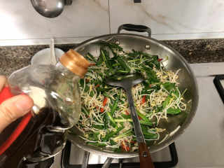 9、韭菜炒豆芽➕万条垂下绿丝绦,加一汤匙生抽翻炒均匀