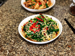 11、韭菜炒豆芽➕万条垂下绿丝绦,这道菜要发火快炒,保证韭菜的鲜嫩