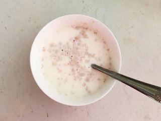 2、角瓜虾仁馅麦穗包子,加入250ml牛奶,调匀后静止5分钟