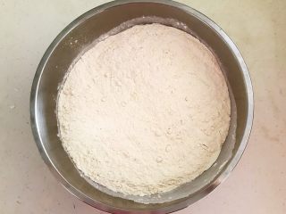 3、角瓜虾仁馅麦穗包子,把500克中筋面粉放入盆里