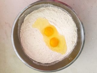 4、角瓜虾仁馅麦穗包子,打入2个鸡蛋