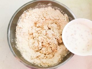 5、角瓜虾仁馅麦穗包子,搅拌一下,加入牛奶酵母,边倒边搅拌