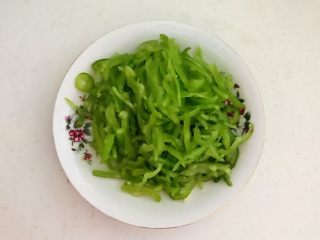 8、角瓜虾仁馅麦穗包子,把2个尖椒去蒂去籽,切成细丝