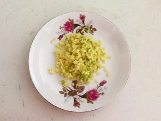 9、角瓜虾仁馅麦穗包子,鲜姜削皮后切成末