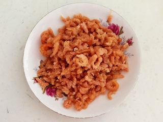 11、角瓜虾仁馅麦穗包子,干虾仁清洗干净,沥干水份