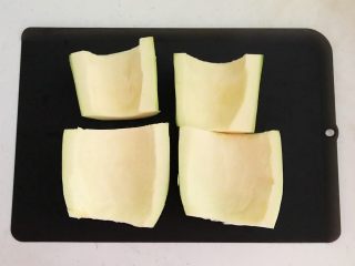 13、角瓜虾仁馅麦穗包子,把半个角瓜削皮,掏去瓜瓤