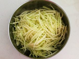 14、角瓜虾仁馅麦穗包子,把角瓜切成丝