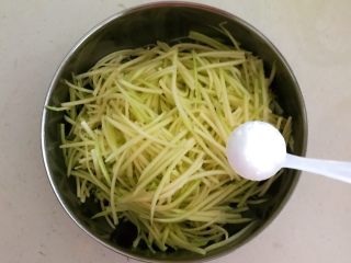 15、角瓜虾仁馅麦穗包子,加入2克精盐