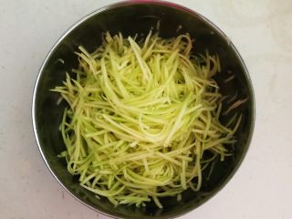 16、角瓜虾仁馅麦穗包子,调匀后腌制10分钟