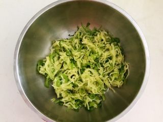 18、角瓜虾仁馅麦穗包子,把瓜丝水份挤出去