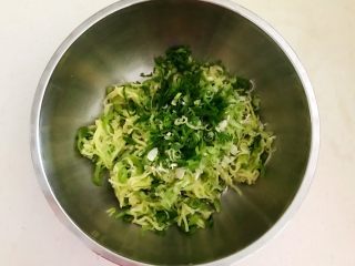 19、角瓜虾仁馅麦穗包子,加入葱花