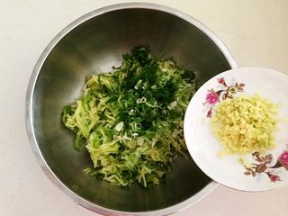 20、角瓜虾仁馅麦穗包子,加入姜末