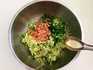 22、角瓜虾仁馅麦穗包子,加入2勺大豆色拉油