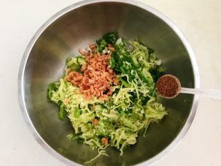 23、角瓜虾仁馅麦穗包子,加入3克花椒粉