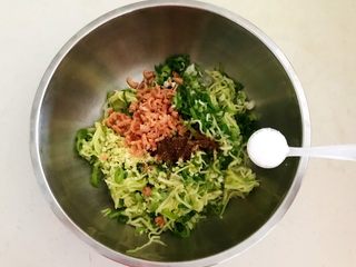 24、角瓜虾仁馅麦穗包子,加入2克精盐,调匀