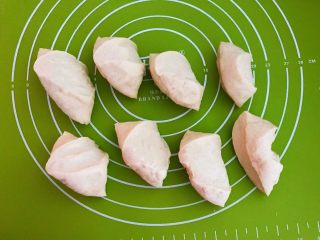 28、角瓜虾仁馅麦穗包子,把面团分成2㎝厚,直径3㎝的面块