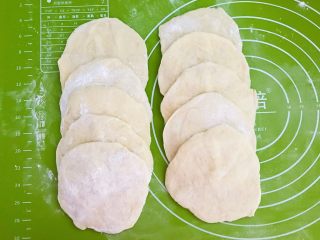 29、角瓜虾仁馅麦穗包子,把面块擀成面皮