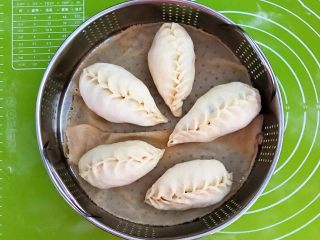 31、角瓜虾仁馅麦穗包子,包成麦穗包子,把包好的麦穗包子放入笼屉里,二次饧发20分钟